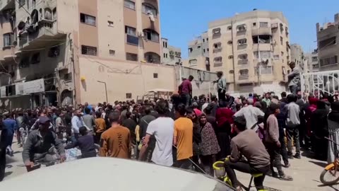 Bakery reopening in Gaza prompts long line for bread