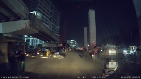 ACCIDENT I SILK BOARD- BENGALURU I 2 WHEELER RIDER KNOCKS DOWN JAYWALKER I