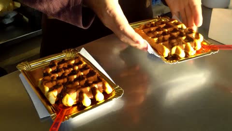 Bakery Makes Shinny Waffle