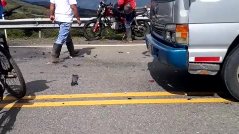 Personas quedaron atrapadas en un carro tras un accidente entre Oiba y Socorro