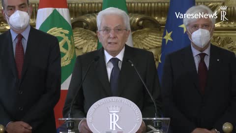 Crisi di governo in Italia,Mario Draghi si dimette e Mattarella scioglie le Camere e va alla decisione di elezioni anticipate entro 70 giorni da oggi."Situazione grave" dice il presidente della REPUBBLICA DELLE BANANE di incapaci e massoni