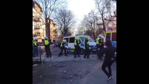 SUÉCIA - Manifestantes muçulmanos atacam policiais suecos