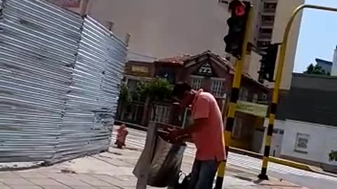 Video registra a un hombre comiendo de la basura en Bucaramanga
