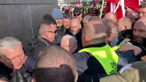 Kaczyński podczas próby kradzieży wieńca 🙃 Doszło do awantury