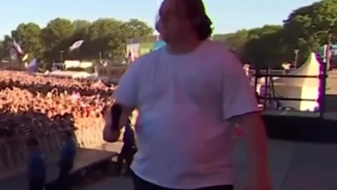 Lewis Capaldi Struggles with his Tourettes Live On Stage/ then this happens