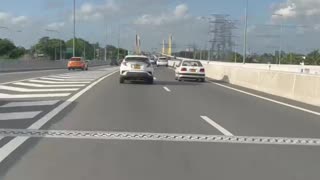 Heavy Traffic on Expressway Forces Drivers to Take Sides