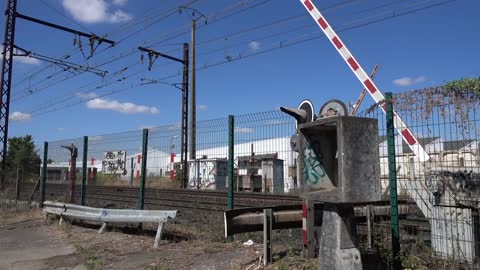 Unnecessary former level crossing still works in France