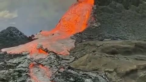 Newest volcano collapsed! spewing lava? 🌋