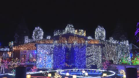 500,000 Christmas Lights Display Dazzles Spectators
