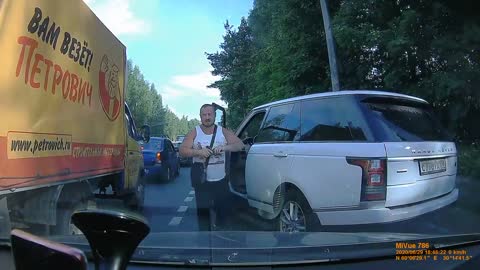Discussão de trânsito na Rússia leva condutor a usar spray pimenta e o outro a responder com tiros