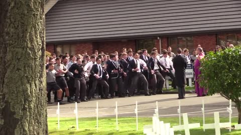 Chicos de una escuela secundaria de Nueva Zelanda hacen una feroz muestra de haka