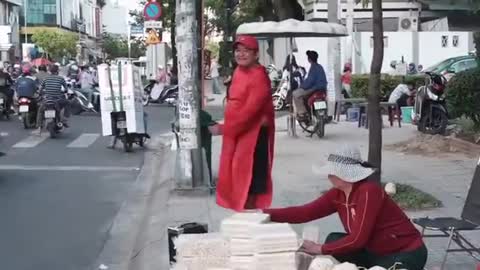 Câu chuyện về người đàn ông mặc áo dài đỏ, nhảy múa trên hè phố Sài Gòn