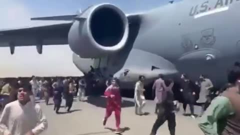 Personas por huir de Afganistán desataron el caos en el aeropuerto