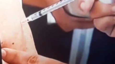Vacunación a Sagasti con jeringa de aguja retráctil