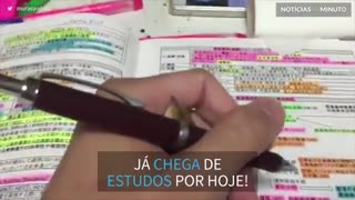 Esta codorna decidiu que seu dono já estudou o suficiente