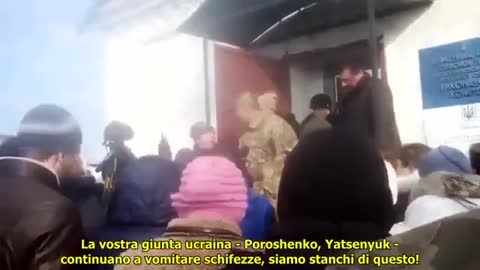 Documento video straordinario, datato 2015. Gli ucraini stessi, esausti, denunciano la propaganda bellica di Kiev e gli attacchi alle popolazioni russe del Donbass.