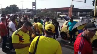 Caos vehicular por protesta de taxis