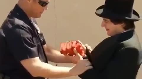 Houdini impresses a police officer
