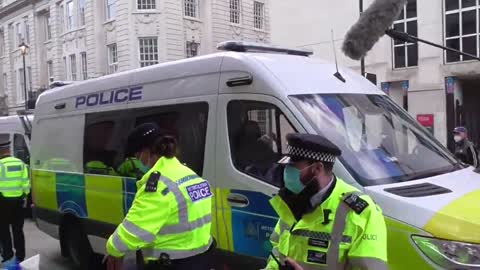 POLICE ARREST E R PROTESTERS UNDER COVID LAWS TRAFALGAR SQUARE LONDON