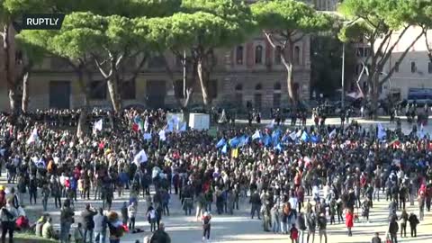 LIVE: Rome / Italy - Anti-'Greenpass' demonstrators gather for a new round of protests - 15.10.2021