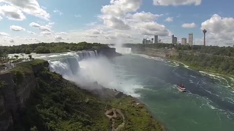 Enormous size of Niagara Falls from the US side