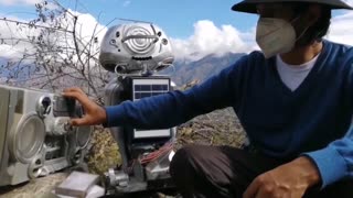 Kipi, la robot ecologista que recorre los Andes de Perú para dar clases