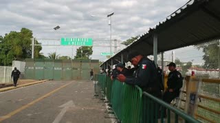 Caravana de migrantes hondureños avanza hacia EE.UU.