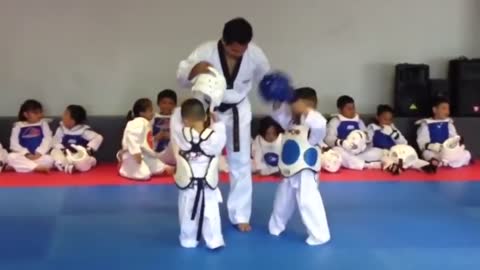 Taekwondo battle 3 year old kids!! SO CUTE!