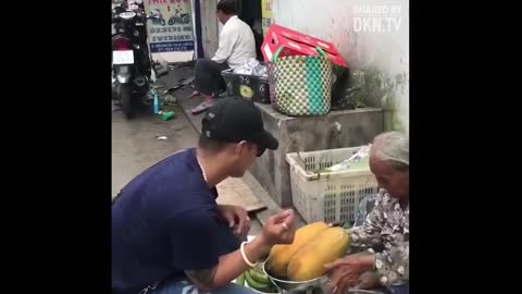 Chàng trai xăm trổ nhưng vô cùng ấm áp, mua hàng xong anh còn bảo cụ ‘ôm cái nha’