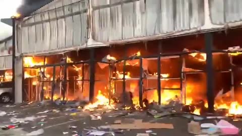 Mall in South Africa being looted