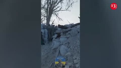 "Don't stop, shoot" - a combat image of Ukrainian soldiers under artillery fire in a trench