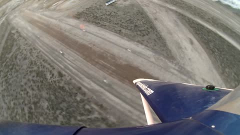 Aviones de acrobacia rodean a globo aerostático durante el despegue