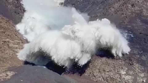 Crazy Video: Massive Avalanche Strikes Photographer While Camera Rolls