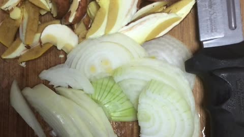 Australian Cooks Wild Mushrooms For Dinner and Survives.