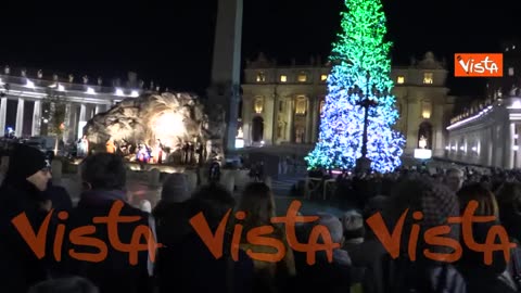 L'inaugurazione del presepe IDOLATRICO e dell'albero di Natale sotto l'obelisco in piazza San Pietro nello Stato IDOLATRA di Città del Vaticano del 9 dicembre 2023 NOTIZIE DAL MONDO il peccato d'idolatria commesso dai PAGANI CATTOLICI