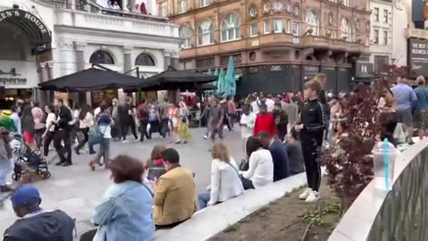 _London_walk_-_Regent_St,_Piccadilly_Circus_and_Leicester_Square_walk_|_Saturday_in_London(360p)