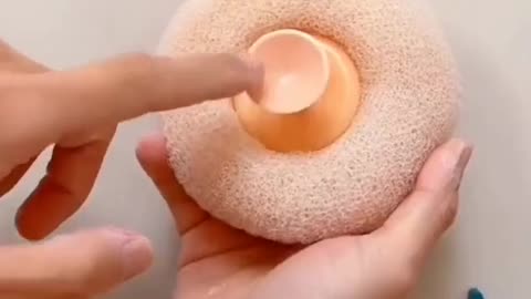 Bath sponge with suction