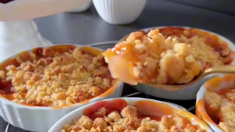 "The Perfectly Crispy Fruit Crumble: A Delightful Recipe for All Seasons!"