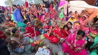 Miles de hindúes se sumergieron en el río Yamuna en honor al dios de la prosperidad