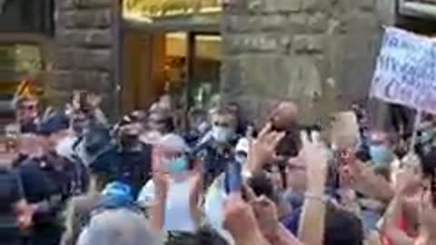 Firenze,la Polizia si toglie il casco