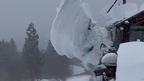 Massive slab of snow sawed off from NorCal home(720P_HD)