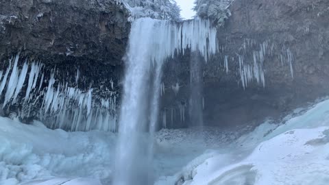Icicle Frozen Tamanawas Falls – Mount Hood – Oregon – 4K