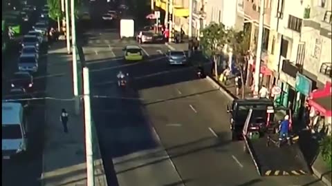 Video| Le iban a poner un comparendo y se robó la moto del agente de tránsito
