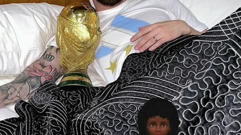 Messi não quis saber nem da esposa e dorme agarradinho com a taça da Copa do Mundo (Notícia Curta)