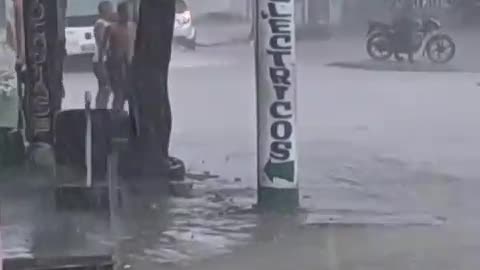 ladrones roban bajo la lluvia en olaya