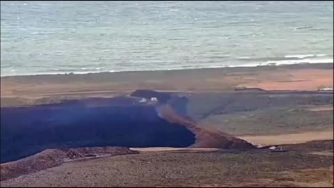 Update Iceland Eruptions, Power Shut Down, Evacuations, Warning As Lava Heads To Sea