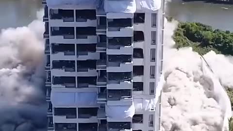 Building collapse in seconds