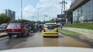 Rotura de tubo en paralela de la Autopista a Bucaramanga