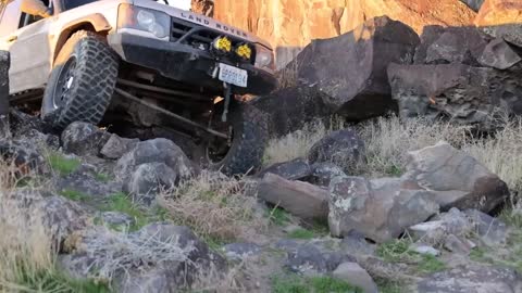 Must Watch!!! Land Rover on 37's / Land Cruiser on 37's Hit The Rocks!