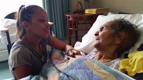 Talented Woman Sings For Her Grandmother Suffering From Dementia